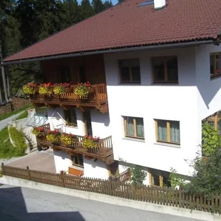 Ofer Thomas & Michaela דירה ניוסטיפט אים סטובאיטל