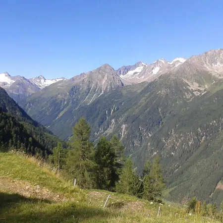 Ofer Thomas & Michaela *